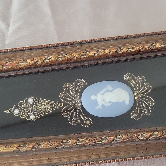 Vintage Colony Accents Cameo with Metal Art Wall Art - Picture 8 of 13